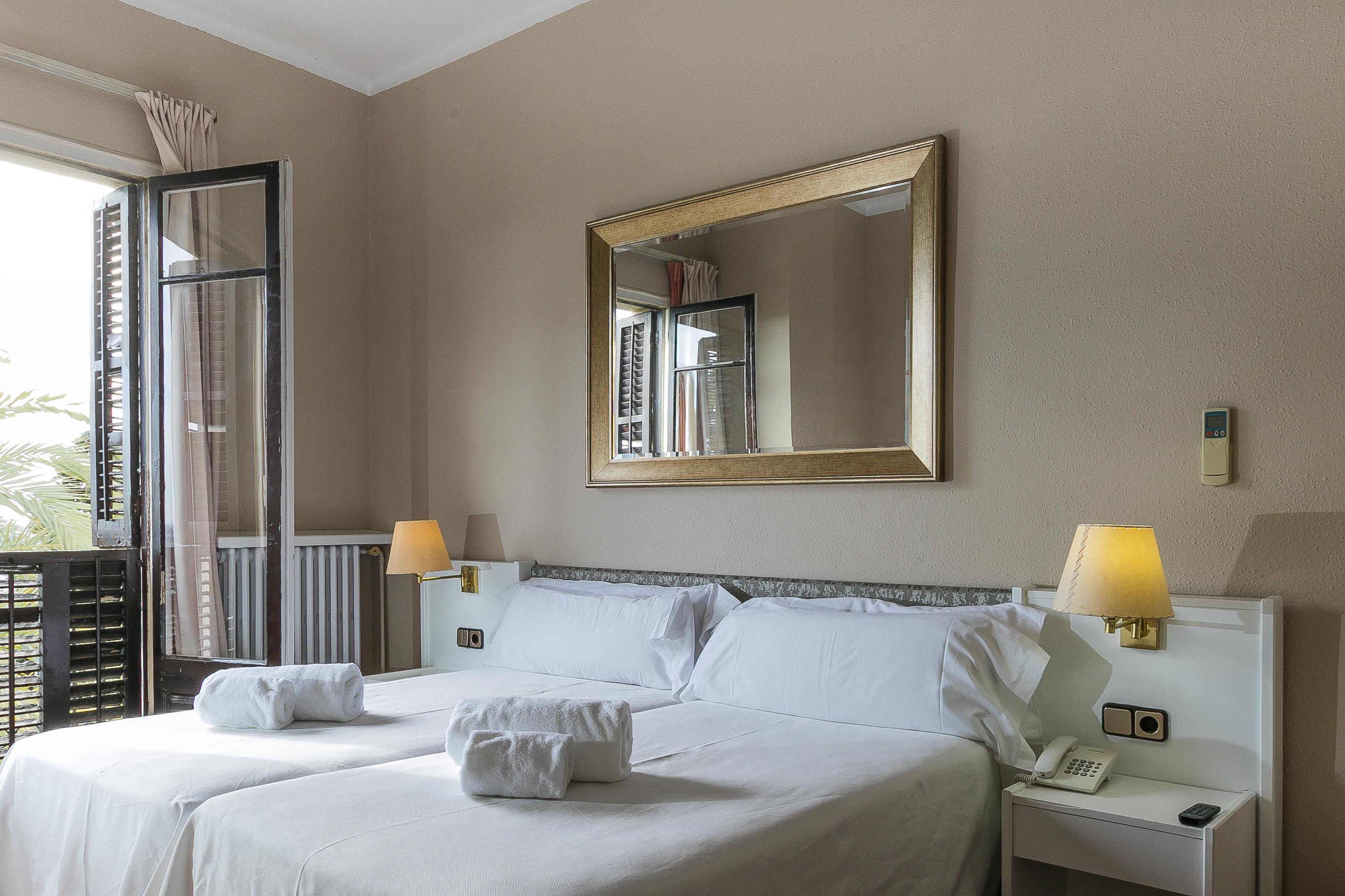 Hotel El Castell Sant Boi de Llobregat Eksteriør bilde
