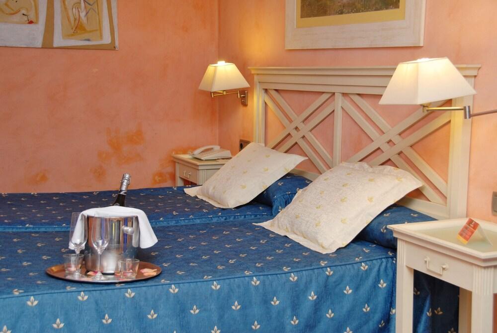 Hotel El Castell Sant Boi de Llobregat Eksteriør bilde