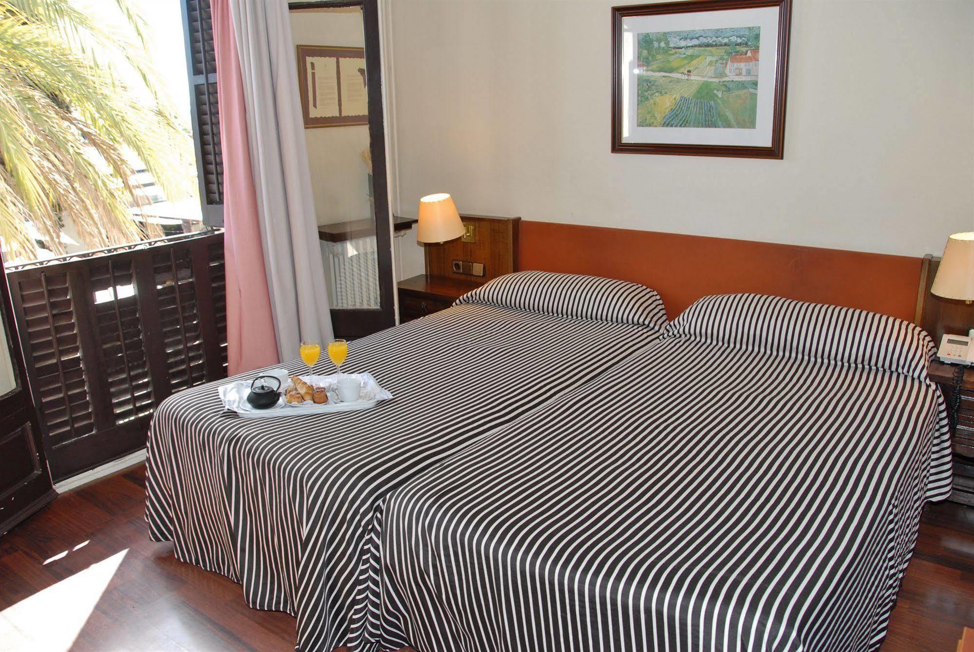 Hotel El Castell Sant Boi de Llobregat Eksteriør bilde